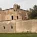 Sia lingresso della chiesa che della masseria risultano murati, ma ci basta percorrere il perimetro delle massicce mura di protezione...
